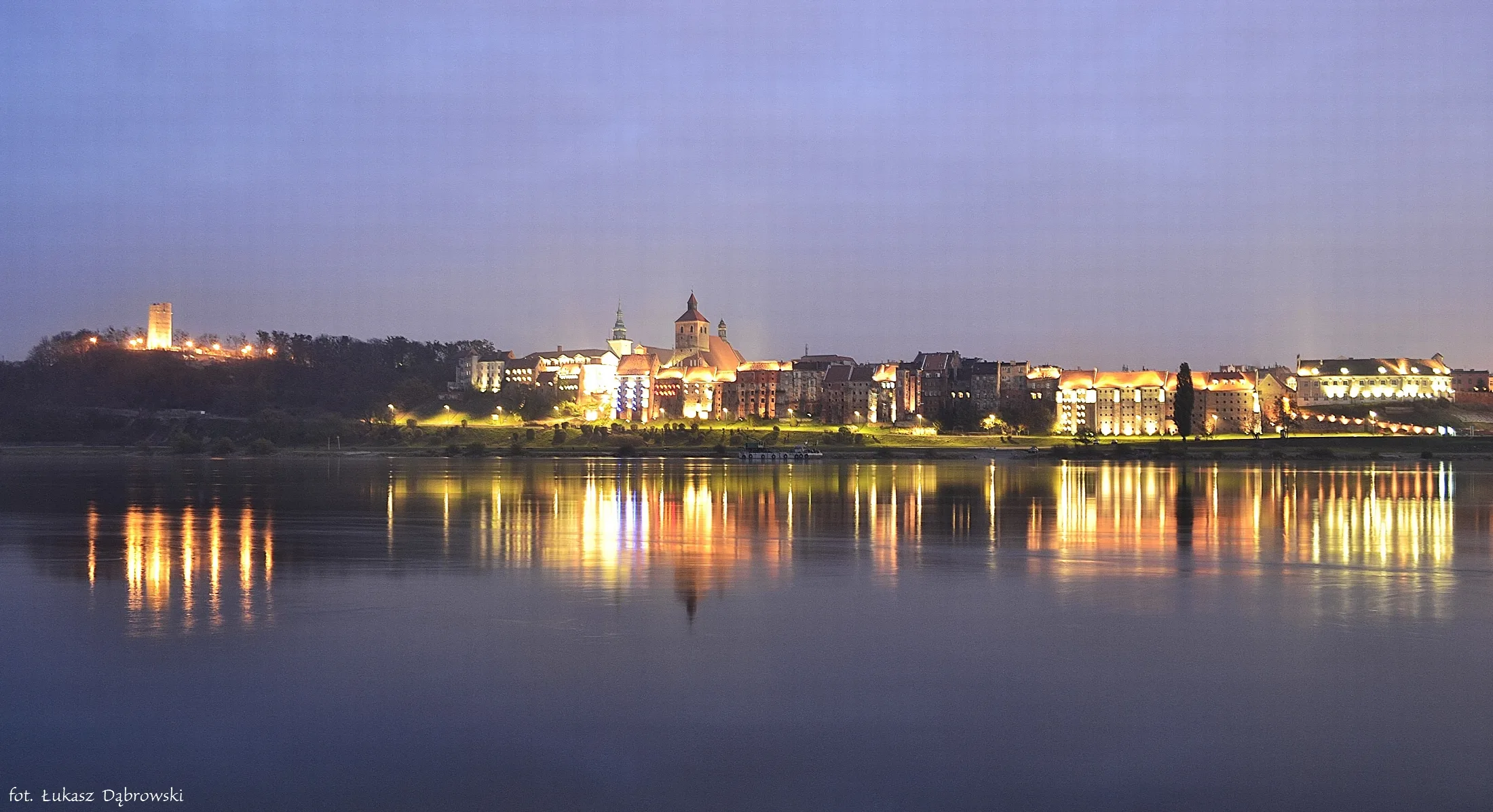 Panorama Grudziądza z widokiem na historyczną zabudowę miasta nad Wisłą