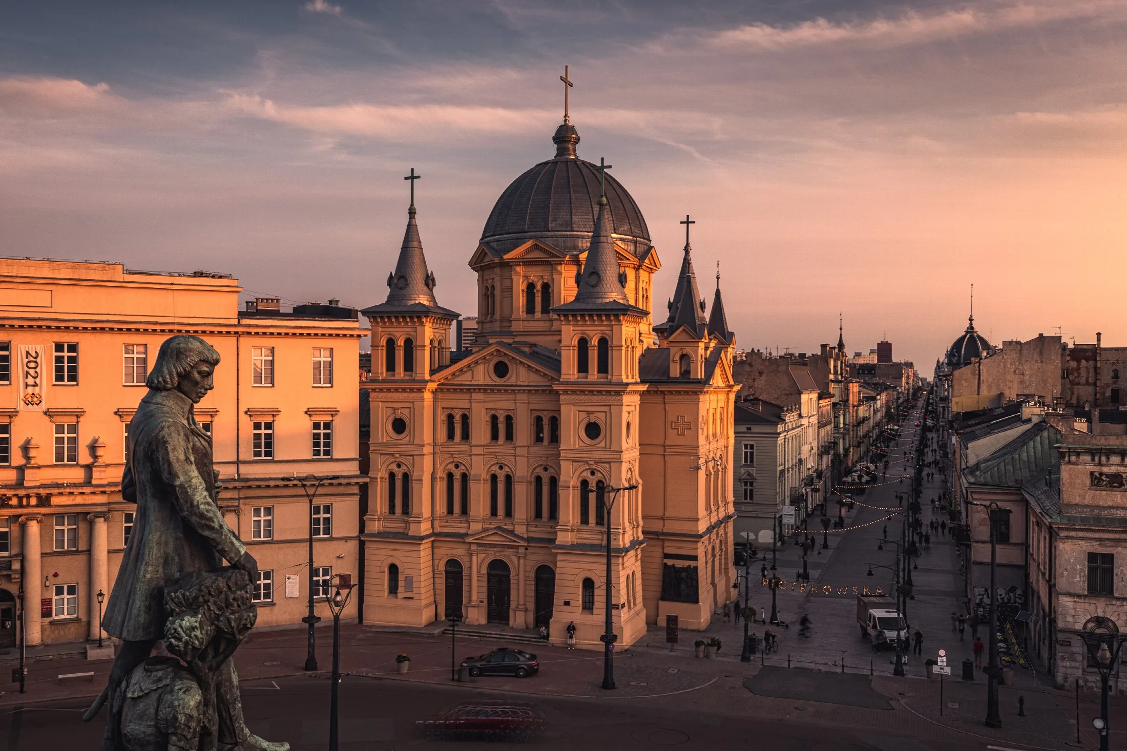 Widok na Łódź z charakterystyczną miejską zabudową i wieżą kościoła