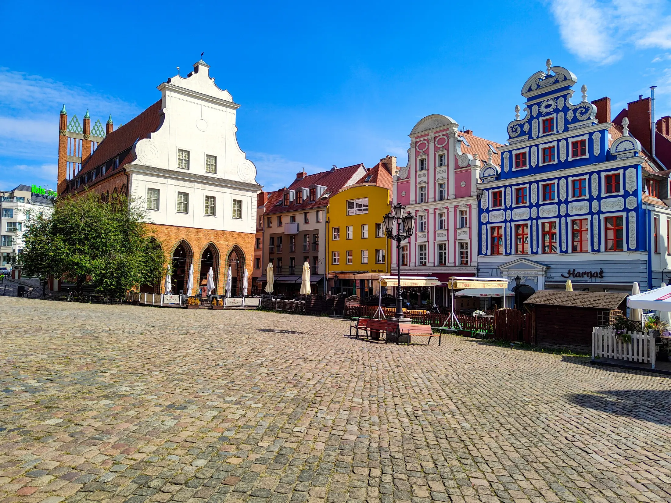 Widok na zabudowę Szczecina z charakterystycznym miejskim ratuszem