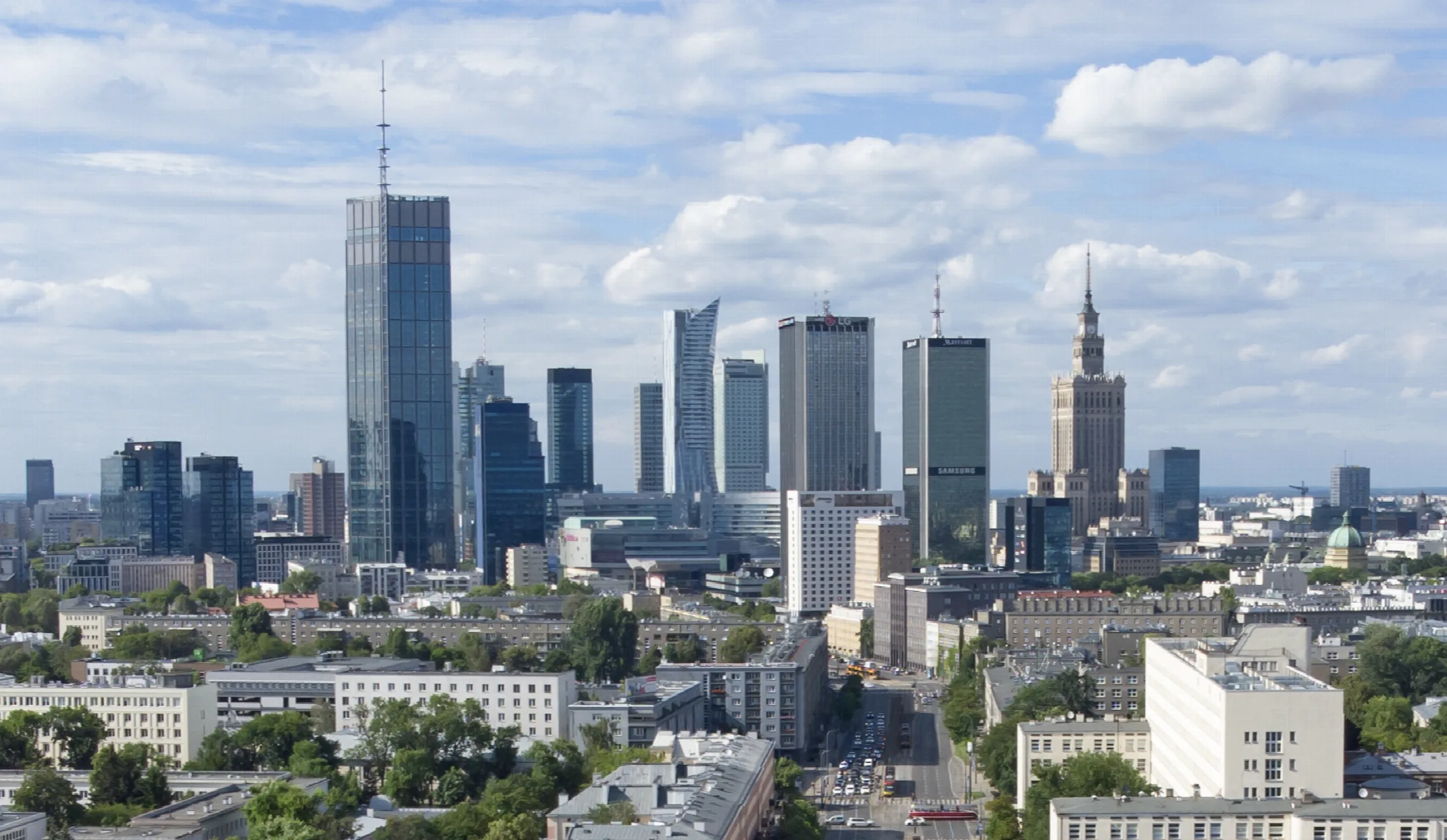 Widok na Warszawę z lotu ptaka z miejską zabudową i charakterystyczną aleją