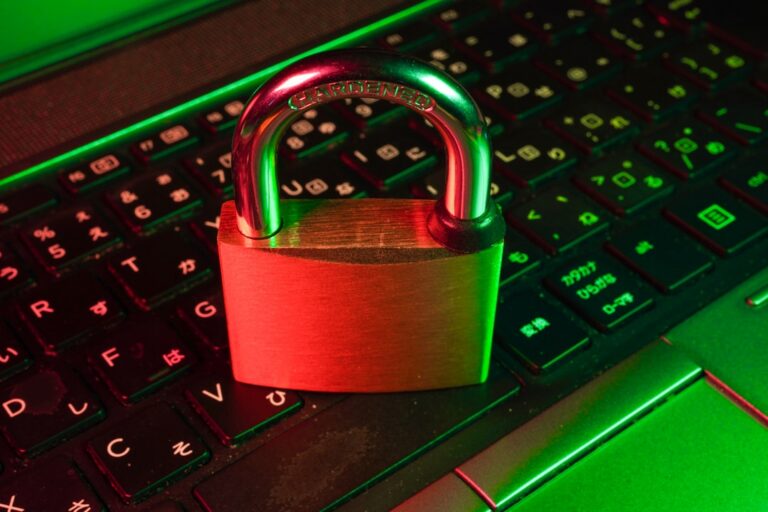 Błąd SSL „połączenie nie jest prywatne” – jak rozpoznać przyczynę i naprawić problem bez ryzyka