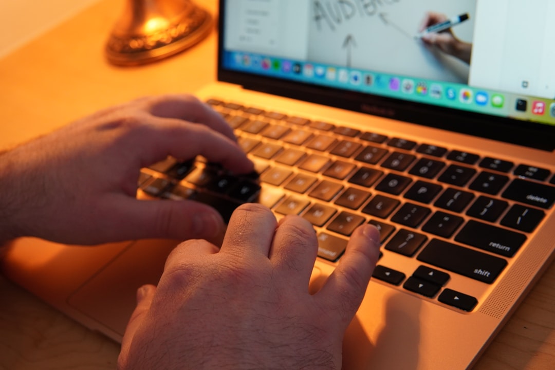 Elementor czy dedykowany motyw WordPress – porównanie kosztów i wydajności.