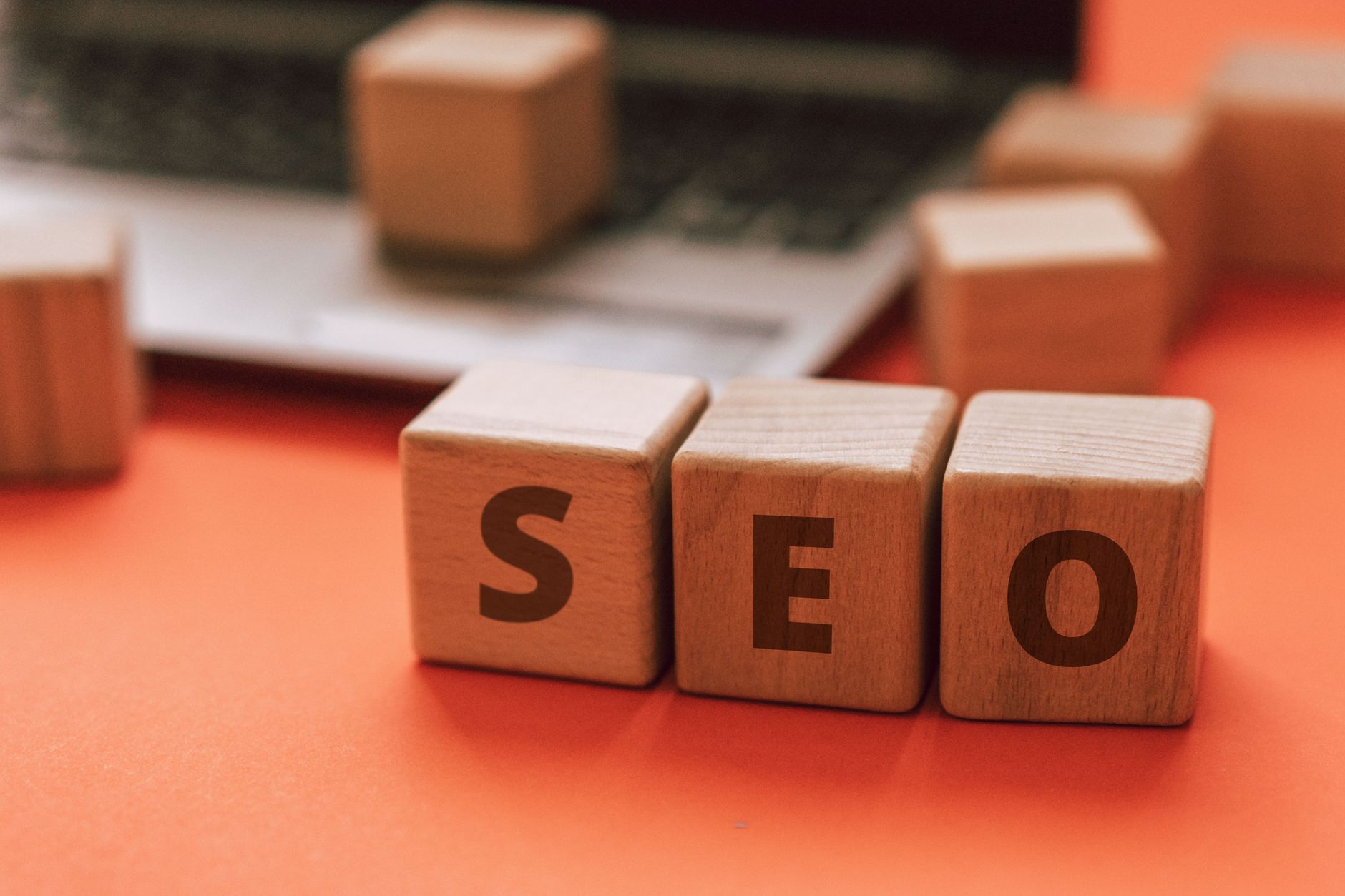 Rank Math czy Yoast SEO – które narzędzie wybrać?