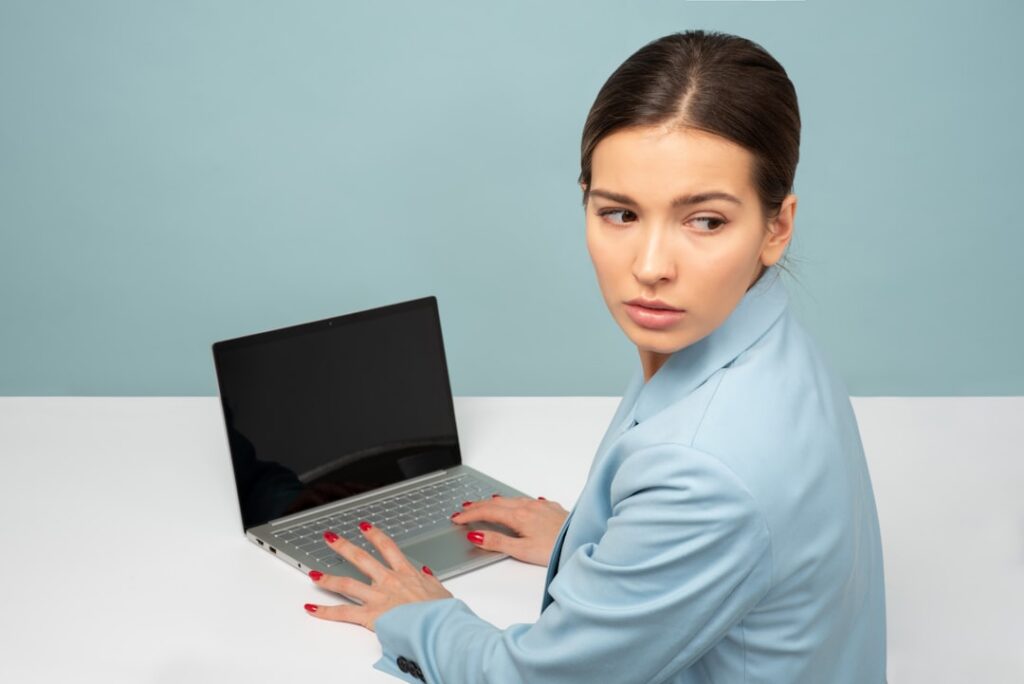 Dlaczego strona internetowa nie generuje zapytań mimo ruchu?