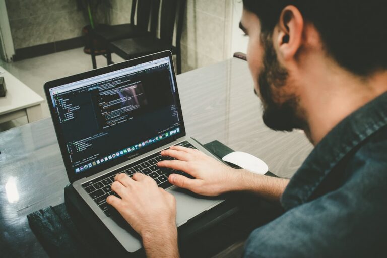 Freelancer WordPress czy agencja – co lepiej sprawdzi się w firmie?