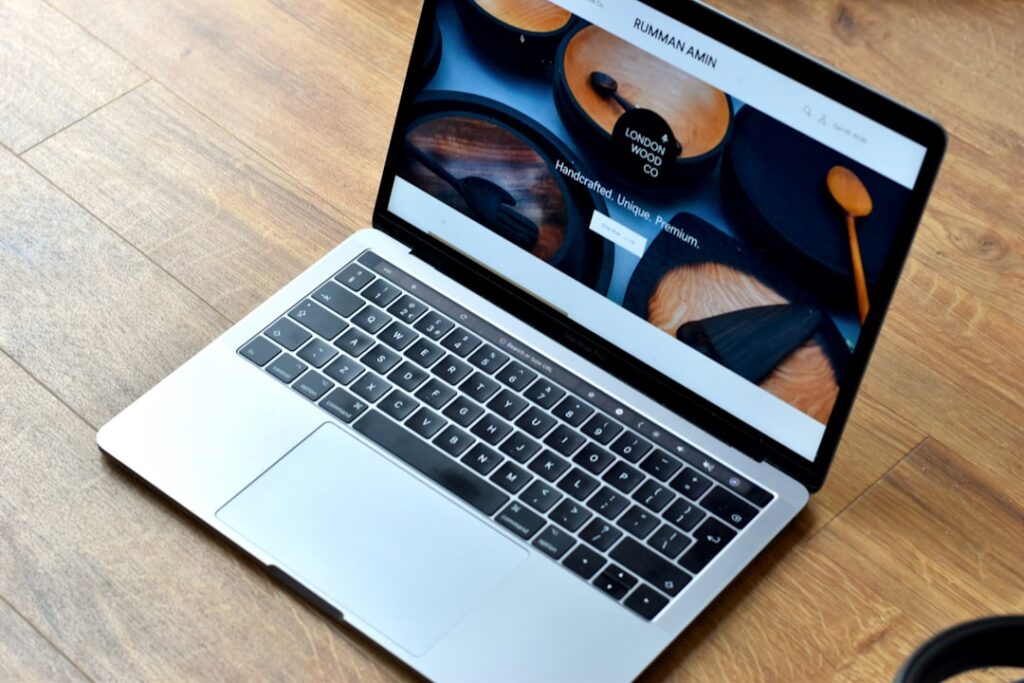 Strona internetowa dla firmy transportowej – jak zdobywać zapytania B2B?