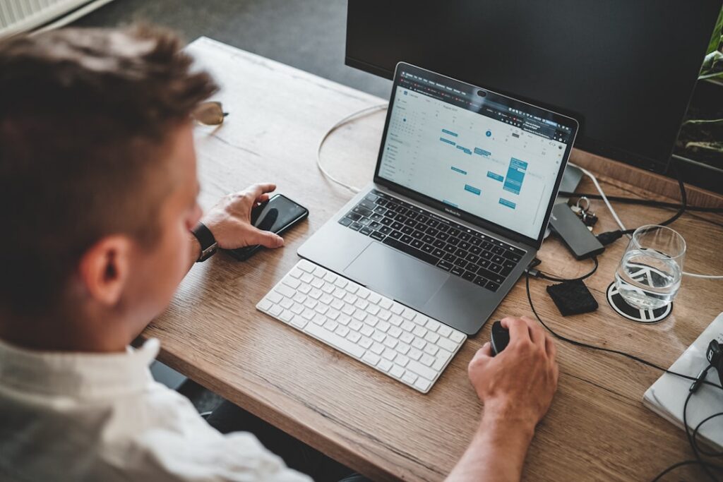 WordPress czy dedykowana aplikacja webowa – kiedy CMS przestaje wystarczać?