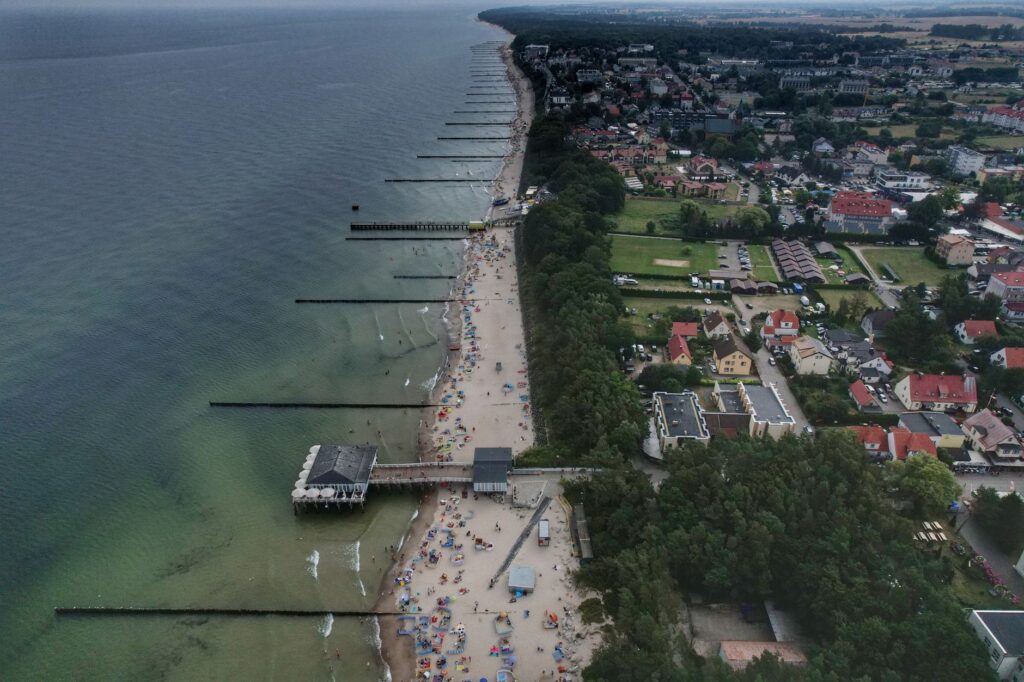 Strony internetowe Sopot - jak lokalna firma może wykorzystać ruch regionalny i sezonowy?